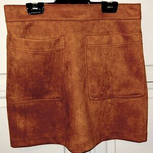 🤎On-Trend for FW2026🤎
Chic faux suede mini skirt